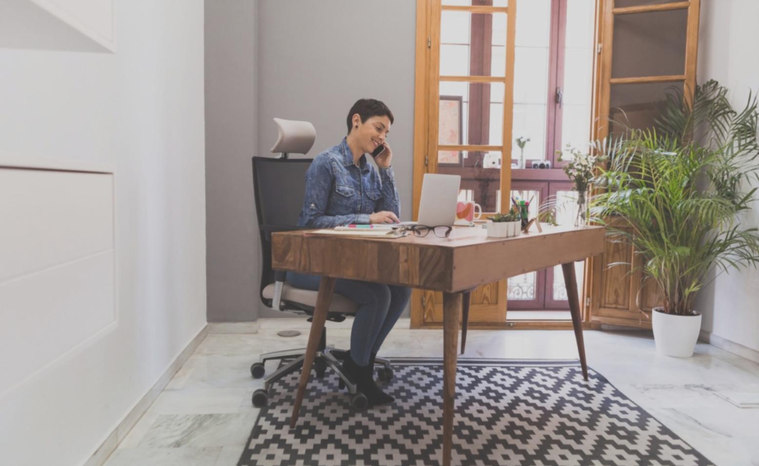 Équipe de travail collaborant sur des analyses financières